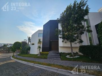 Casa · 499m² · 5 Recámaras · 3 Estacionamientos · Casa en Venta con Alberca y 5 Recámaras, Zona Azul, Lomas de Angelópolis II