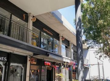 Local comercial · 80m² · 2 Estacionamientos · Local Comercial en Primer Piso 80 m² con Baño y Estacionamiento
