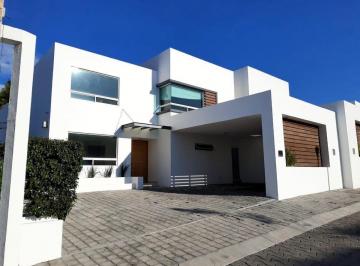 Casa · 340m² · 3 Recámaras · 4 Estacionamientos · Casa en Venta en Privada en Los Encinos Juriquilla, Queretaro con Casa Club y Alberca