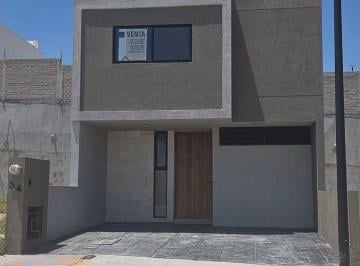ce3c9fdbe8bd526eee9a4abe738aa97e4cdfd4d6bd1aaa4f1968df9ddc9b10fd · Casa en Venta en Capital Sur, Querétaro