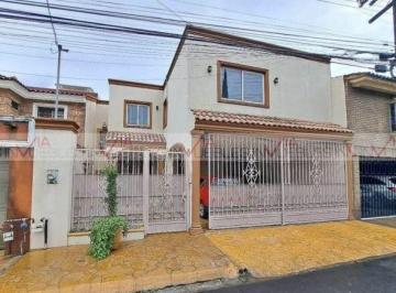 Casa · 365m² · 3 Recámaras · 2 Estacionamientos · Casa en Venta en Monterrey