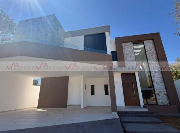 Casa · 35m² · 4 Recámaras · 3 Estacionamientos · Casa en Venta en Santiago