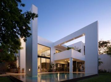 Casa · 580m² · 5 Recámaras · 4 Estacionamientos · Casa en Venta en Mérida