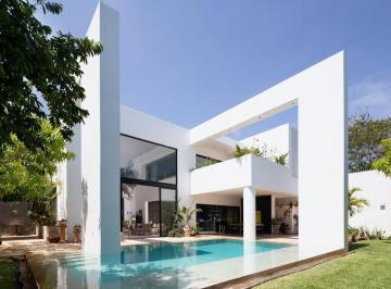 Casa · 580m² · 5 Recámaras · 4 Estacionamientos · Casa en Venta en Mérida en Privada en El Norte Dentro de La Ciudad