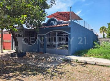 Casa · 180m² · 3 Recámaras · 2 Estacionamientos · Venta de Casa Amplia de Una Sola Planta Para Adultos o Pareja Joven con Hijos