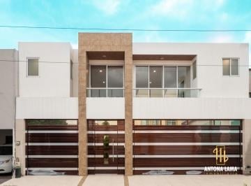 Casa · 468m² · 3 Recámaras · 3 Estacionamientos · Casa en Venta Jardines de Zavaleta, Puebla