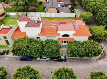 Casa · 655m² · 3 Recámaras · 2 Estacionamientos · Casa en Venta en Fraccionamiento Puerto de Hierro