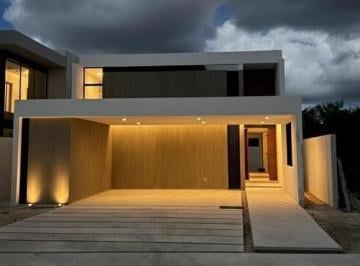 Casa · 444m² · 4 Recámaras · 4 Estacionamientos · Casa en Venta en Mérida Dentro de Club de Golf | Casa Irina |
