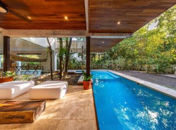 Villa · 1241m² · 6 Recámaras · 5 Estacionamientos · Villa de Estilo Moderno en Venta en Club Real, Playacar
