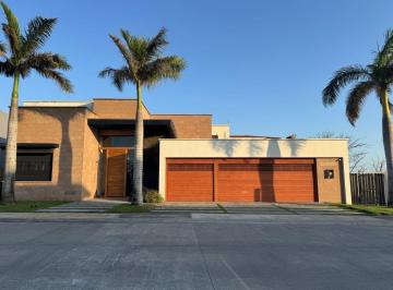 Casa · 804m² · 4 Recámaras · 3 Estacionamientos · Marinas V Punta Ferrol 4038, Punta Tiburón, Veracruz