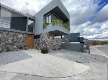 Casa · 271m² · 4 Recámaras · 3 Estacionamientos · Estpenda Casa en Venta en Privada Lago de Juriquilla en Cumbres del Lago.