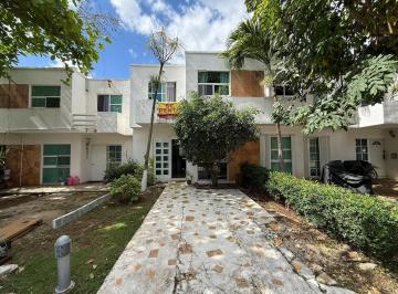 Casa · 110m² · 3 Recámaras · 2 Estacionamientos · Casa en Venta Remodelada y con Ampliacion de Recamara en Playa del Carmen
