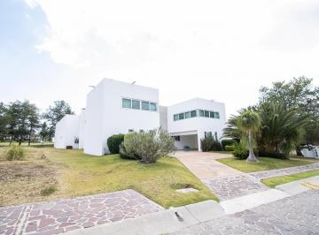 Casa en condominio · 925m² · 4 Recámaras · 4 Estacionamientos · Residencia de Lujo Frente Al Fairway | El Bosque Country Club, León Gto.