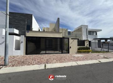 Casa · 250m² · 2 Recámaras · 2 Estacionamientos · Manantial