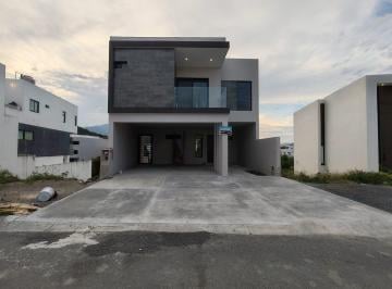 Casa · 295m² · 4 Recámaras · 2 Estacionamientos · Casa en Fraccionamiento Alamosur
