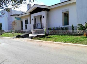 Casa · 852m² · 3 Recámaras · 8 Estacionamientos · Casa en Venta en Santiago