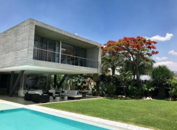 Casa · 850m² · 4 Recámaras · 4 Estacionamientos · Casa con Alberca y Jardín en Fraccionamiento Leñeros