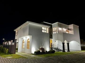 Casa · 300m² · 3 Recámaras · Venta Preciosa Residencia Dentro de Exclusivo Fraccionamiento Privado en Atlixco