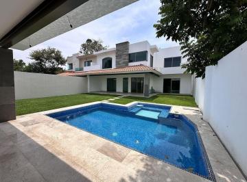 Casa · 240m² · 4 Recámaras · 2 Estacionamientos · Casa Sola con Alberca, Jardín y Seguridad en La Toscana