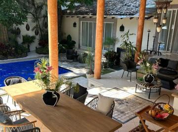 Casa · 325m² · 4 Recámaras · 2 Estacionamientos · Casa de 1 Nivel en Zona de Vista Hermosa, Zona Dorada de Cuernavaca