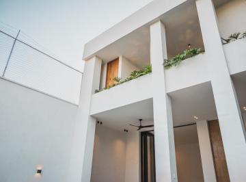 Casa · 392m² · 3 Recámaras · 2 Estacionamientos · Venta de Casa Nueva en Zona Dorada de Cuernavaca