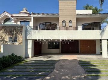 Casa de 3 habitaciones, Zapopan · Residencia en Renta Amplia con Jardín y Doble Altura en Valle Real