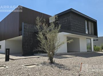 Casa · 660m² · 3 Recámaras · 3 Estacionamientos · Estrena Espectacular Casa Moderna en El Campanario
