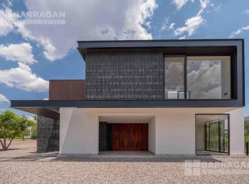 Casa · 660m² · 3 Recámaras · 3 Estacionamientos · Estrena Espectacular Casa Moderna en El Campanario