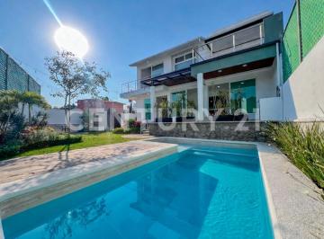Casa · 271m² · 3 Recámaras · 4 Estacionamientos · Casa en Privada con Alberca y Jardín en Lomas de Tzompantle