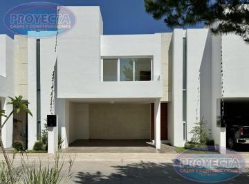 Casa · 237m² · 3 Recámaras · 2 Estacionamientos · Casa en Venta Cerca del Club Campestre, Frac. Las Calzadas