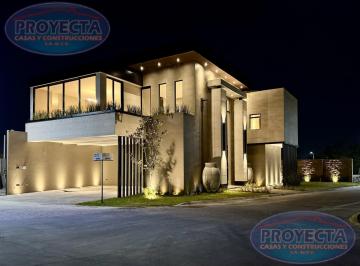 Casa · 450m² · 4 Recámaras · 3 Estacionamientos · Casa en Venta Cerca de Club Campestre, Frac. La Cantera