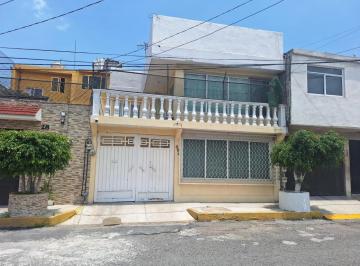 Casa · 190m² · 4 Recámaras · 1 Estacionamiento · Casa Sola en Venta en Jardines de Cerro Gordo, Ecatepec de Morelos, México