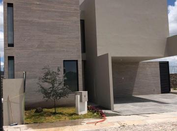 Casa · 315m² · 3 Recámaras · 3 Estacionamientos · Casa en Renta en Lomas del Campanario Norte Condominio Santa Oliva