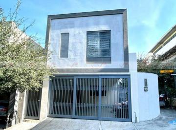 Casa · 214m² · 3 Recámaras · 2 Estacionamientos · Casa en Renta en Monterrey