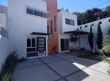 Casa en condominio · 223m² · 3 Recámaras · 2 Estacionamientos · Casa en Venta en Cuernavaca en Condominio en Lomas de Atzingo, Alberca y Jardin Común
