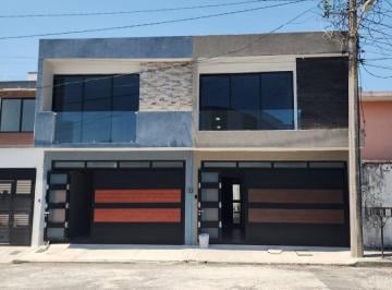 Casa · 170m² · 3 Recámaras · 2 Estacionamientos · Venta de Casa en Col El Morro Boca del Rio con Alberca