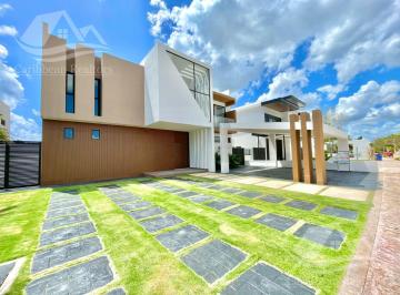 Casa · 720m² · 4 Recámaras · 8 Estacionamientos · Casa en Venta en Lagos del Sol