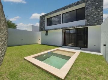 Casa · 290m² · 3 Recámaras · 2 Estacionamientos - Selva & Co Realty · Casa con Alberca Privada en Comunidad Cerrada, en Venta