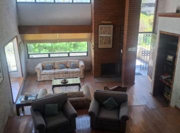 Casa de 5 habitaciones, Huixquilucan · Residencia Para Remodelar con Jardín y Terraza: Gran Oportunidad de Inversión y Plusvalía.