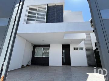 Casa · 120m² · 3 Recámaras · 3 Estacionamientos · Casa en Venta en Fuerte Ventura con Porton Automatico