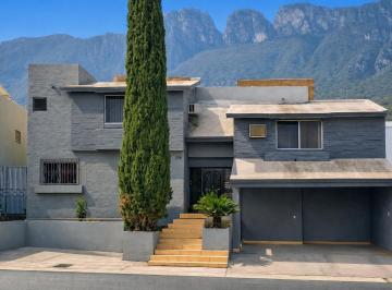 Casa · 303m² · 3 Recámaras · 4 Estacionamientos · Residencia en Venta - Valle de Chipinque - San Pedro Garza García