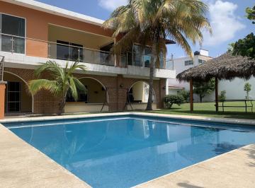 Casa · 290m² · 6 Recámaras · 2 Estacionamientos · Casa en Fraccionamiento Brisas