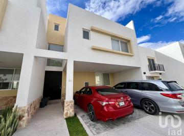 Casa · 210m² · 4 Recámaras · 2 Estacionamientos · Casa de 3 Pisos en Renta en Privada Al Norte