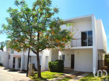 Casa · 162m² · 2 Recámaras · 1 Estacionamiento · Casa Luz en Venta Ubicada en Loma del Padre Enfrente de Alaia en Privada con Seguridad y Alberca