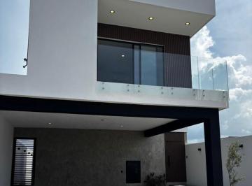 Casa · 211m² · 4 Recámaras · 2 Estacionamientos · Casa con Jardín en Venta en Punto Lomas