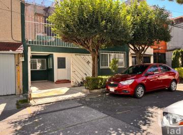 Casa · 134m² · 3 Recámaras · 1 Estacionamiento · Casa en Venta en La Colonia Narvarte - Oportunidad Única en La Zona