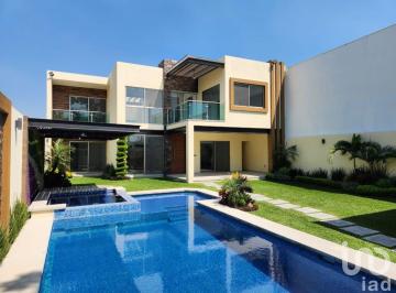 Casa · 415m² · 4 Recámaras · 4 Estacionamientos · Con Acabados de Lujo y Estricta Vigilancia en Vista Hermosa Cuernavaca