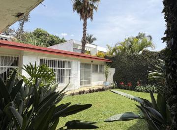 Casa · 311m² · 5 Recámaras · 2 Estacionamientos · Casa Para Remodelar en Colonia Jacarandas