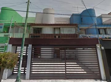 Casa de 4 habitaciones, Tlalpan · Vive La Experiencia de Coapa: Residencia con Excelente Iluminación en Calle Don Refugio
