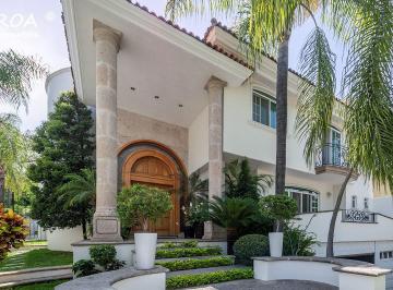 Casa de 5 habitaciones, Zapopan · Puerta de Hierro: Residencia Clásica de Lujo con Jardín, Doble Altura, Seguridad. English Spoken.